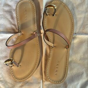 Amanu sandal, size 9 with decorative toe ring